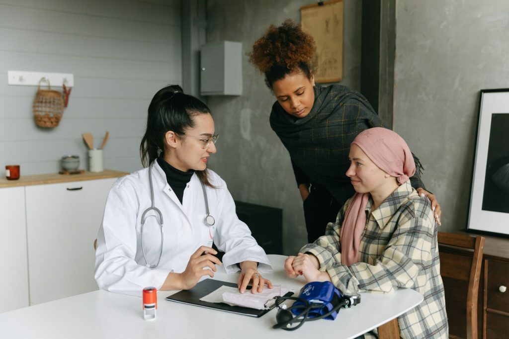 Médecin remplissant des documents