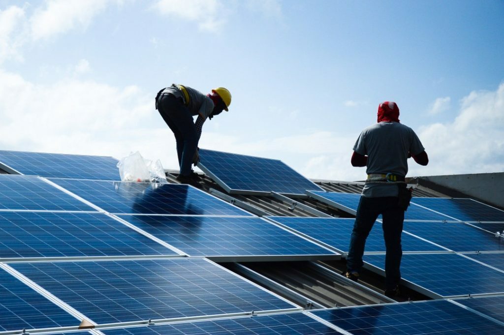travailleurs pendant l'installation de panneaux solaires