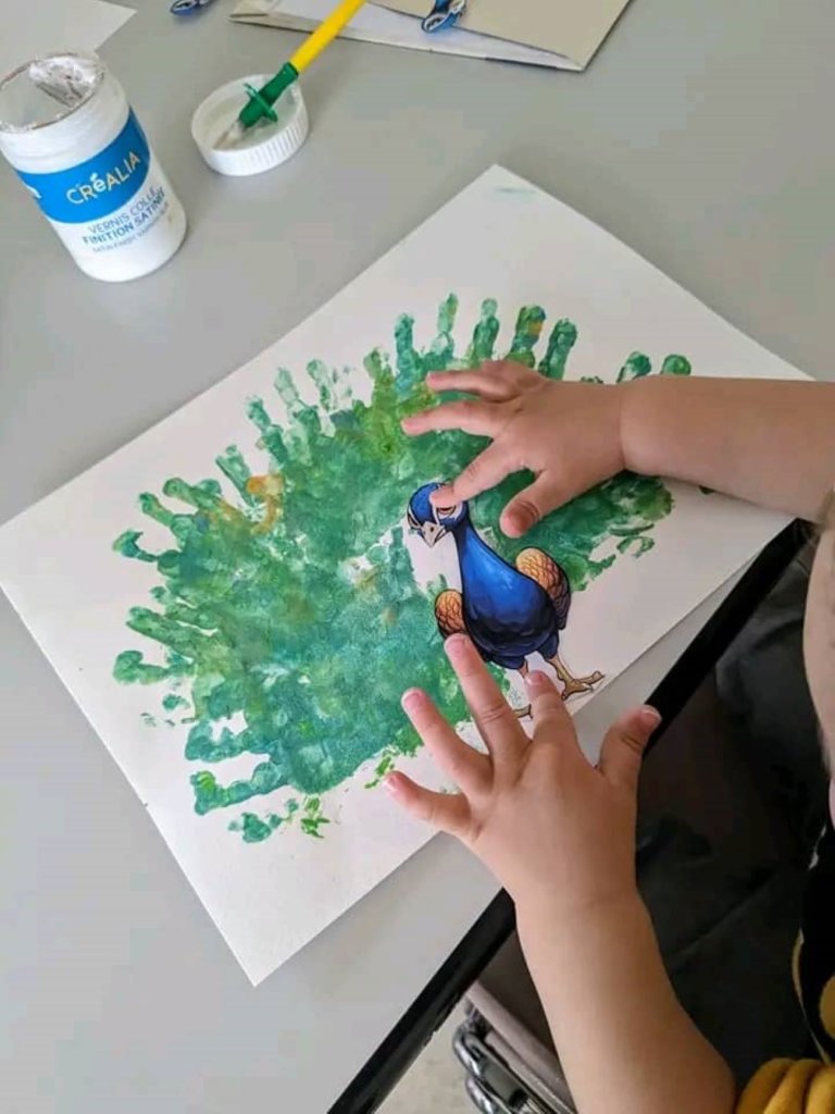 L'art des enfants sous l'œil d'une assistance maternelle.