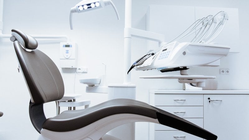 Endodontie : révolution des soins dentaires à l’ère de l’intelligence artificielle et des biocéramiques