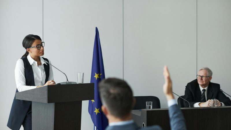 Réformes 2025 : jours fériés supprimés, prestations gelées, emplois publics menacés